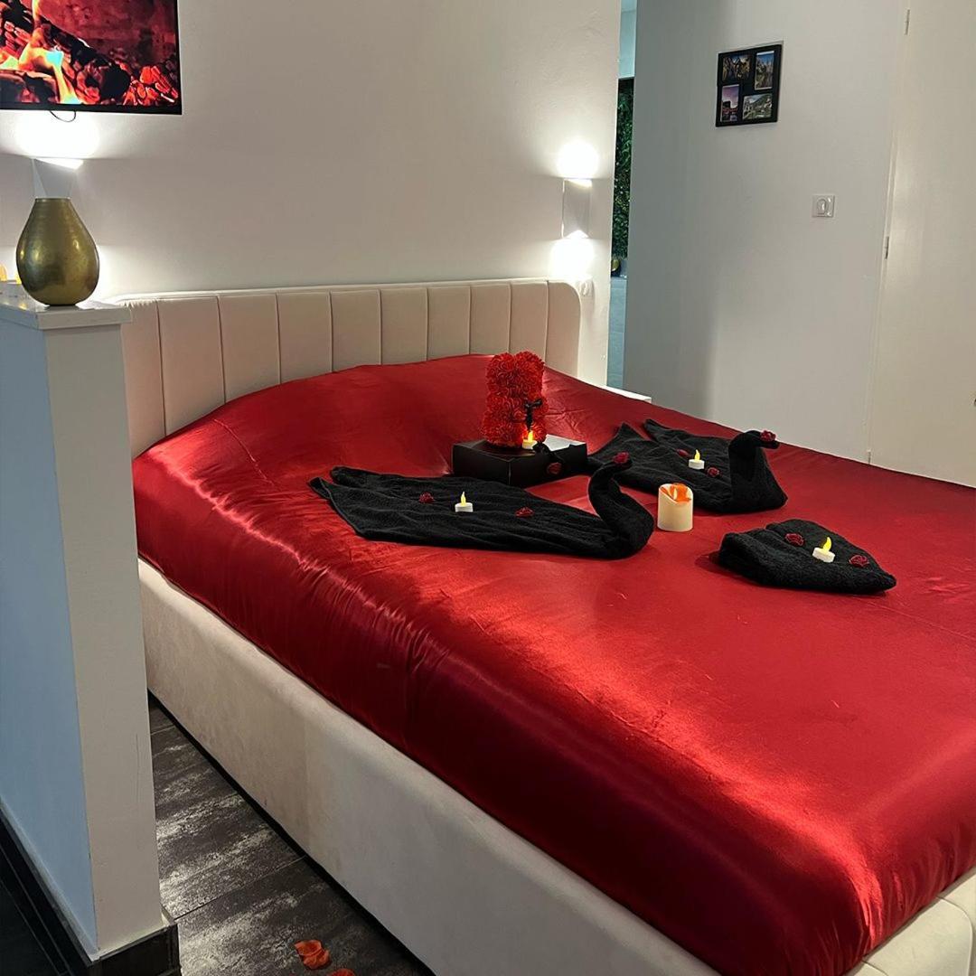 Love Room: Aux Plaisirs Des Sens Jacuzzi Prive Barr Exterior photo