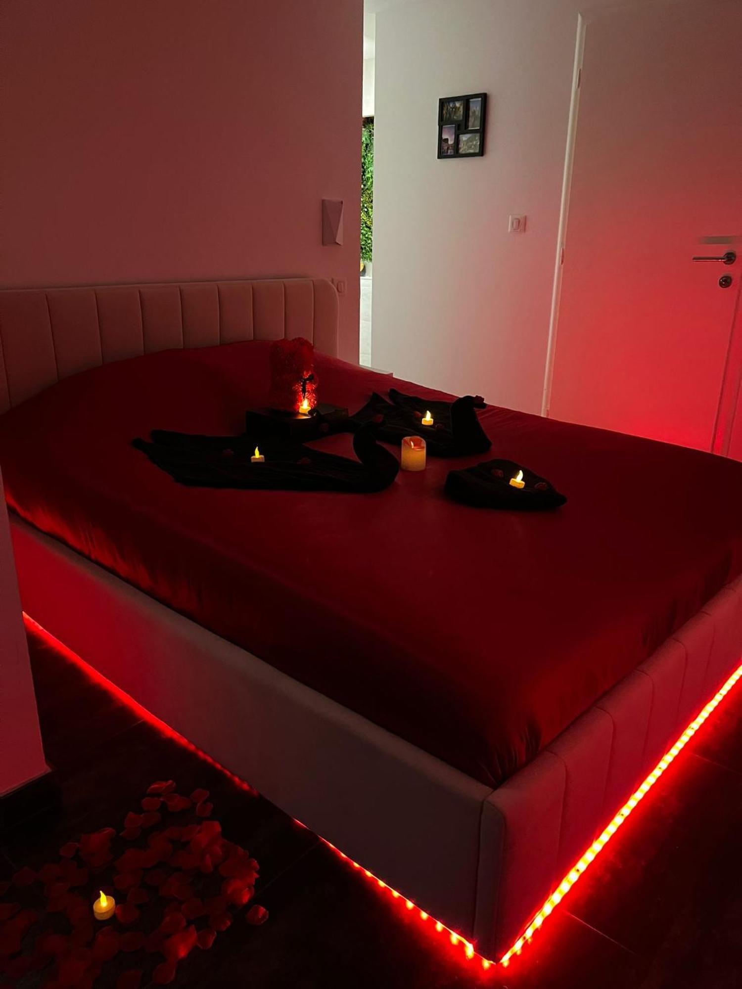 Love Room: Aux Plaisirs Des Sens Jacuzzi Prive Barr Exterior photo