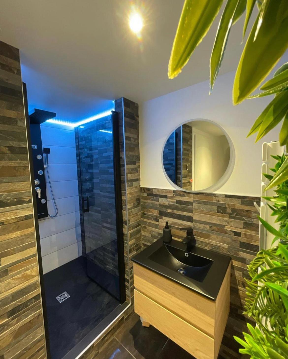 Love Room: Aux Plaisirs Des Sens Jacuzzi Prive Barr Exterior photo
