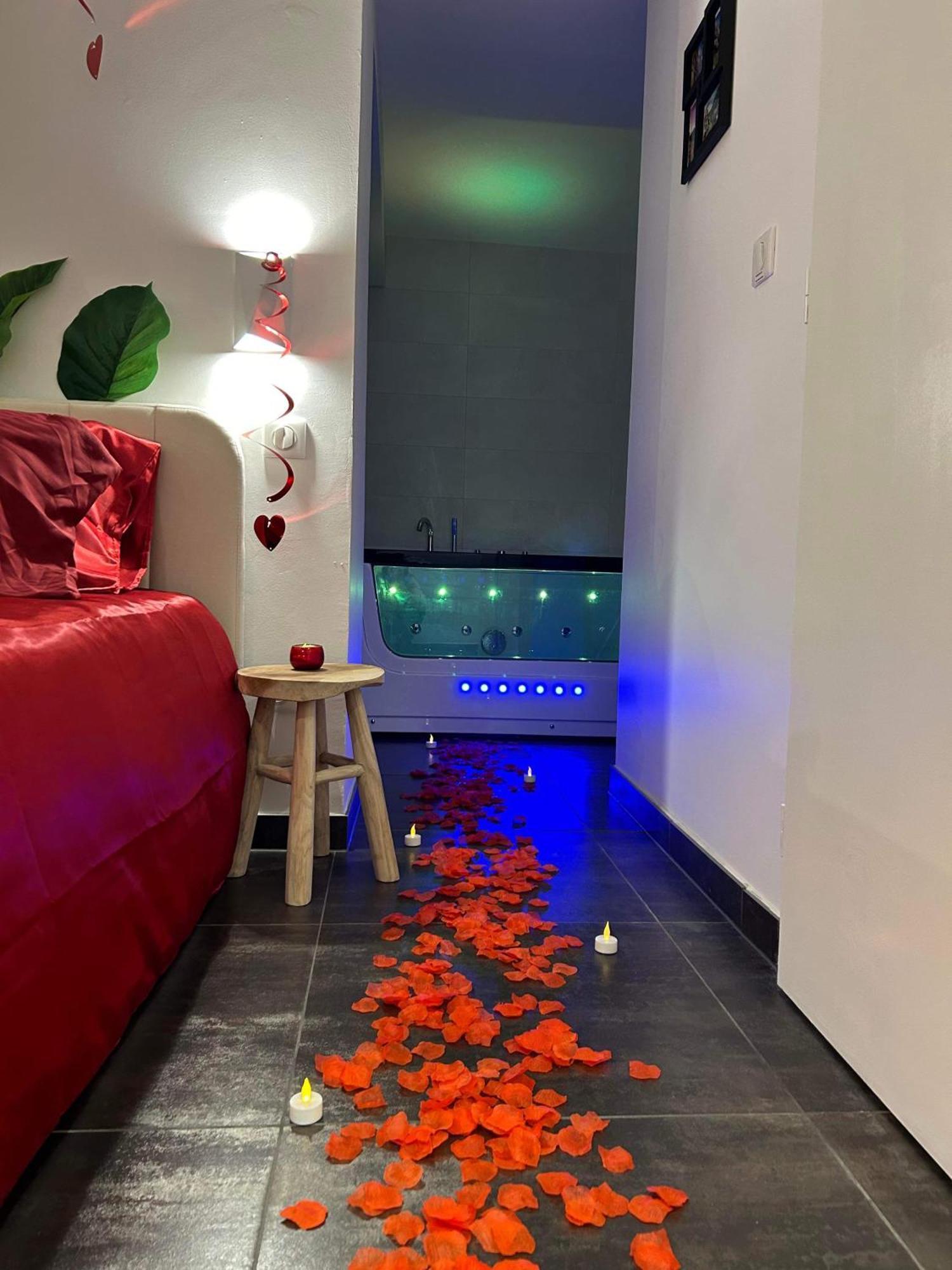 Love Room: Aux Plaisirs Des Sens Jacuzzi Prive Barr Exterior photo